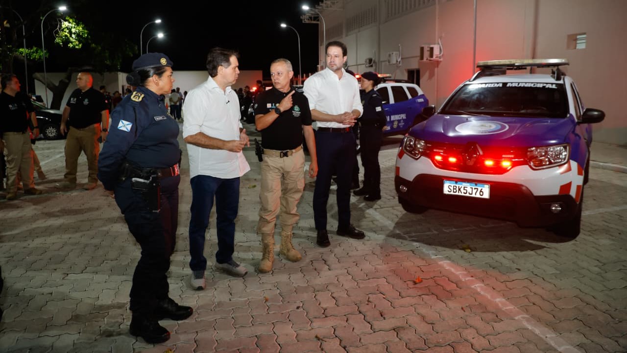 grupo de pessoas posa para a foto